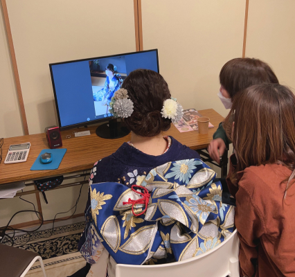 家族でパソコンを見る